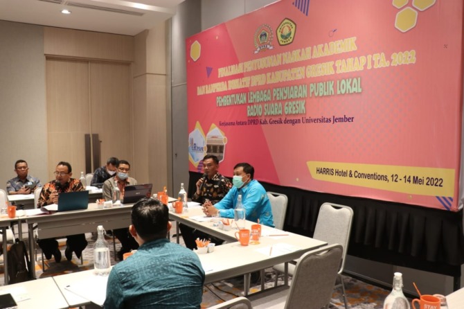 RAPAT: Komisi III membahas draf awal ranperda Radio Suara Gresik bersama sejumlah OPD dan tim ahli.  (Rofiq/Radar Gresik)