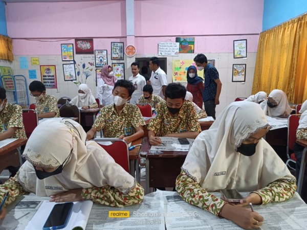 Wakil Bupati Gresik Aminatun Habibah, Kepala Dinas Pendidikan Kabupaten Gresik S Hariyanto bersama Kepala SMPN 2 Gresik Beri memantau proses pengerjaan naskah soal Sinau Bareng Bupati dan Wakil Bupati Gresik. (riri/radar gresik)