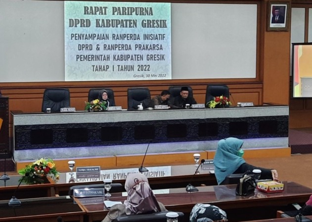 PARIPURNA: Wakil Ketua DPRD Gresik Nur Saidah saat memimpin rapat penetapan ranperda inisiatif tahap I 2022.. (Rof/Radar Gresik)