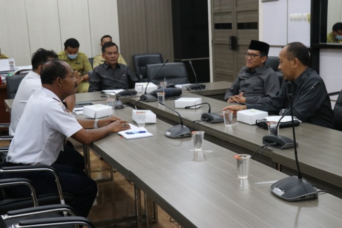 HEARING: Komisi III DPRD Gresik saat menggelar rapat dengar pendapat bersama Dishub terkait tingginya angka laka. (Rofiq/Radar Gresik)