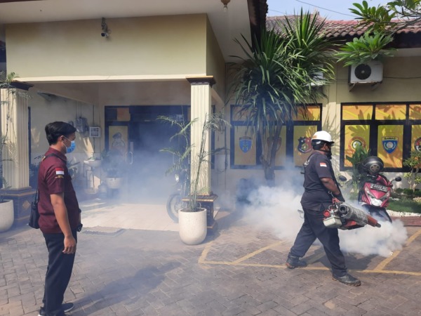FOGING : Petugas saat melakukan penyemprotan fogging  di Mapolres dan Jajaran Polsek.  (Ist./Radar Gresik)
