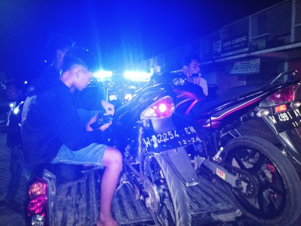 NANGIS KEJER: Petugas gabungan mengamankan lima motor yang menggunakan knalpot brong saat terjaring razia di kawasan perupahan PPS, Kecamatan Manyar. (ISTIMEWA/RADAR GRESIK)