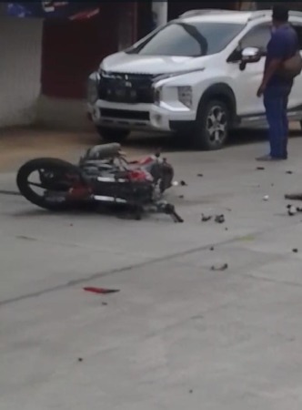 RINGSEK: Kondisi motor korban laka warno ringsek usai terlibat laka dengan kendaraan Dum Truk di Jalan Raya Pelebon, Desa Pelebon, Kecamatan Duduksampeyan.  (Ist./Radar Gresik)