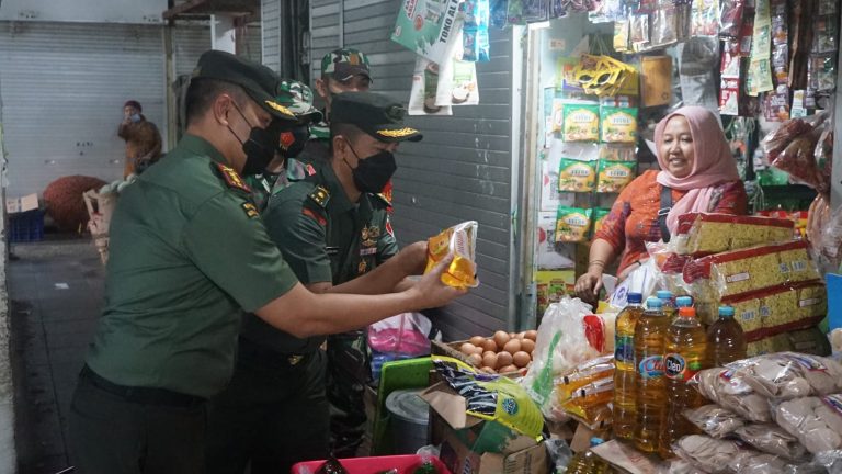 PANTAU HARGA: Dandim 0817 Gresik Letkol Inf Taufik Ismail dan Kasdim Mayor Inf Sugeng Riyadi saat memantau persediaan dan harga minyak goreng di Pasar Baru  Gresik, Jumat (27/5).  (Ist./Radar Gresik)