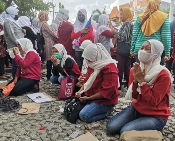 Bersyukur : Ratusan buruh New Era menangis haru setelah mendengar putusan pengadilan yang mengabulkan gugatan mereka. (ISTIMEWA/RADAR GRESIK)