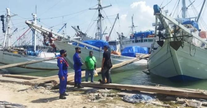 MENGINGATKAN: Anggota Satpolairud Polres Gresik saat mengingatkan ABK Kapal di pelabuhan Gresik agar mematikan kompor kalo tidak aktivitas masak dan mengingatkan mengecek mesin ke ABK Kapal sebelum berlayar. (Ist./Radar Gresik)
