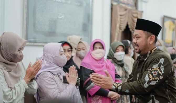 Bupati Gresik, Fandi Akhmad Yani menggelar kegiatan open house di rumah dinas Pendopo Kabupaten Gresik Rabu, (04/05) kemarin. Ribuan masyarakat dari berbagai elemen hadir ke kediaman bupati untuk sekedar silaturahmi, makan kuliner khas Jawa Timuran hingga