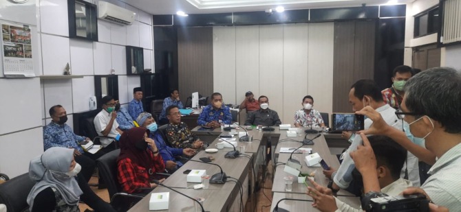 JUMPA PERS: Komisi I bersama DPMD Gresik saat menyampaikan keterangan kepada wartawan usai rapat hearing.  (Dok/Radar Gresik)