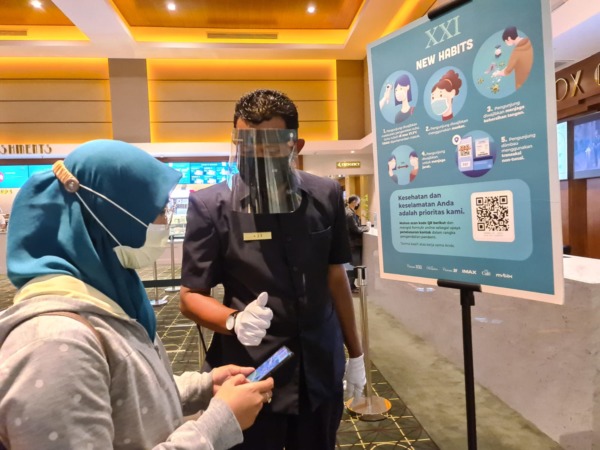 NAIK: Pengunjung bioskop dorong okupansi pusat perbelanjaan di Gresik. (Firman./Radar Gresik)