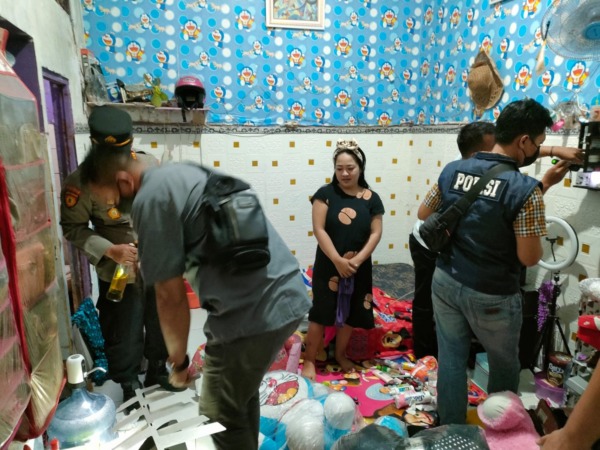 DIRAZIA : Kapolsek Manyar AKP Windu Priyo Prayitno saat melakukan razia di rumah kos mengamankan.  (Ist./Radar Gresik)