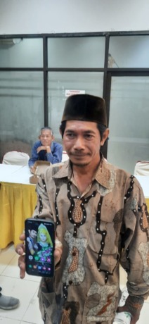MENYESAL: Pengantin pria yang menikah dengan kambing Saiful Arif menunjukkan foto dirinya telah memiliki istri perempuan. (Rof/Radar Gresik)