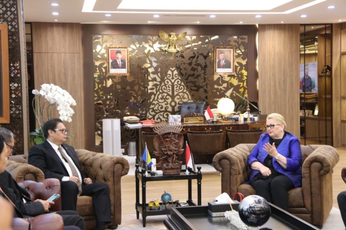 pertemuan antara Menteri Koordinator Bidang Perekonomian Airlangga Hartarto dengan Menteri Luar Negeri Bosnia dan Herzegovina Y.M. Bisera Turkovic, Senin (13/06), di Kantor Kemenko Perekonomian. (Ist./Radar Gresik)