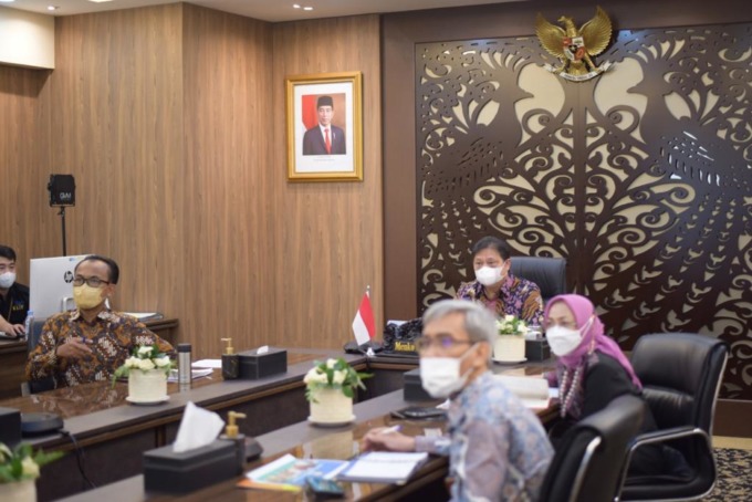 Menteri Koordinator Bidang Perekonomian Airlangga Hartarto saat memimpin langsung Rapat Koordinasi Terbatas terkait Penanganan dan Pengendalian Penyakit Mulut dan Kuku yang digelar secara daring, Rabu (8/06). (istimewa/radar gresik)