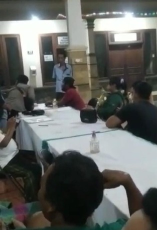 DIARAK  MASSA: Warga membawa pasangan mesum yang selingkuh usai digrebek suaminya ke Balai Desa Peganden, Manyar, Sabtu (5/6). (Ist./Radar Gresik)