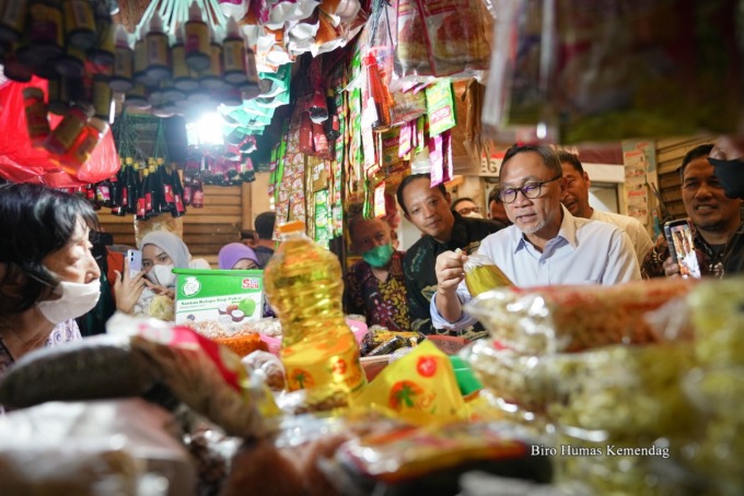 Caption: Menteri Perdagangan, Zulkifli Hasan meninjau barang kebutuhan pokok di Pasar Koja Baru, Jakarta, Jumat (17 Juni 2022).(ISTIMEWA/RADAR GRESIK)