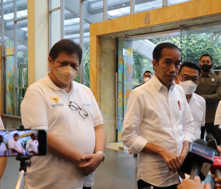 Presiden Joko Widodo (Jokowi) resmi menunjuk Menteri Koordinator Bidang Perekonomian Airlangga Hartarto sebagai Ketua Dewan Nasional Kawasan Ekonomi Khusus (KEK). (Ist./Radar Gresik)