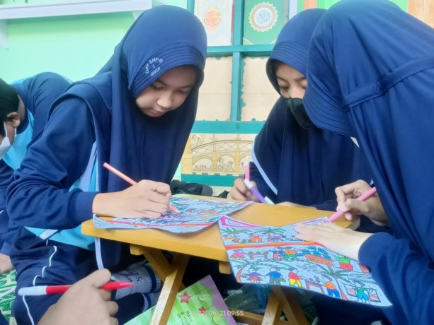 Beberapa kelompok siswa SMPN 2 Gresik mengikuti lomba mewarnai damar kurung, Selasa (21/6).  (Riri/Radar Gresik)