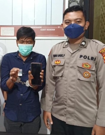 Foto : Istimewa/Radar Gresik BUDAK SABU: Tersangka Nurhadi saat diamankan di Mapolsek Wringinanom.  (ISTIMEWA/RADAR GRESIK)