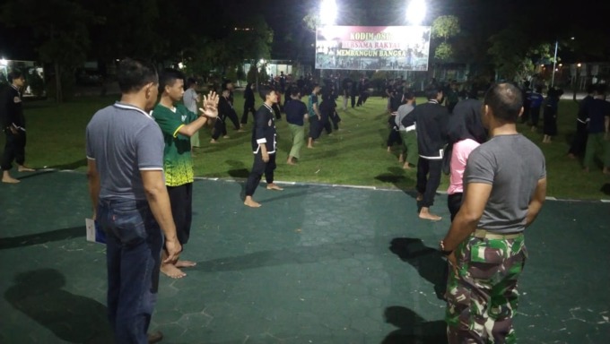 RUKUN : Perwakilan Sembilan Perguruan silat di Gresik saat latihan bersama di lapangan Makodim 0817 Gresik. (ist/radar gresik)