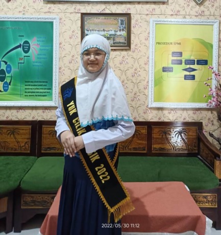 Nayla Abidah Massa mengenakan selempang Cak Yuk Cilik 2022 saat ditemui di SD YIMI Full Day School. (Riri/Radar Gresik)