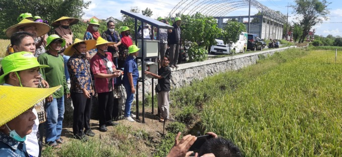 PEMANTAUAN: Dinas Pertanian (Dispertan) Kabupaten Gresik mulai mengenalkan alat baru pembasmi hama burung pipit. Pasalnya, hama ini sering dikeluhkan petani karena bisa mengurangi hasil panen, Kamis (16/6) (ROFIK/RADAR GRESIK)