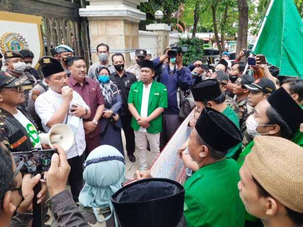 GELAR AKSI: Pimpinan DPRD Gresik saat menemui demonstran dari GP Ansor Kabupaten Gresik. (Rofiq/Radar Gresik)