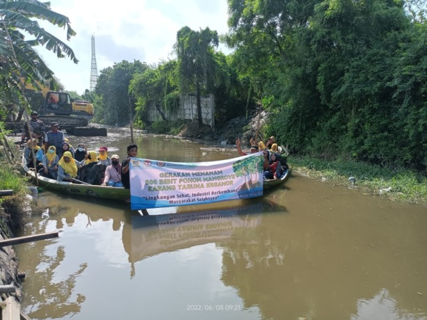 PEJUANG LINGKUNGAN: Anggota Asobsi Kabupaten Gresik memperingati hari lingkungan hidup sedunia dengan membersihkan sungai dan menanam mangrove di Desa Roomo Kecamatan Manyar, Rabu (8/6). (Ist./Radar Gresik)