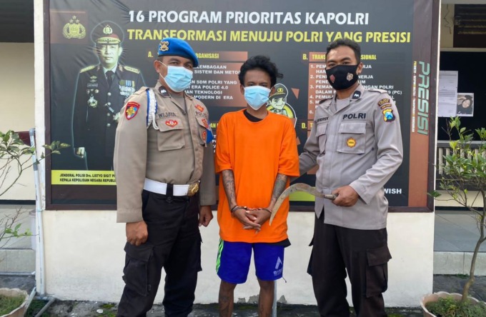 DIAMANKAN : Tersangka Rio Adi Purna beserta barang bukti sajam clurit diamankan di Mapolsek Driyorejo.  (ist/radar gresik)