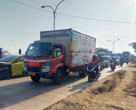 PADAT: Lalu lintas Jalan Raya Duduksampeyan merayap hingga 2 jam lebih imbas perbaikan jalan. (Ist./Radar Gresik)