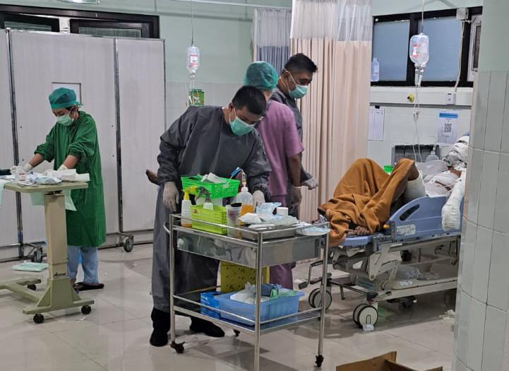 PERAWATAN INTENSIF: Salah satu pasien kecelakaan kerja sedang dirawat di RS Semen Gresik.  (ISTIMEWA/RADAR GRESIK)