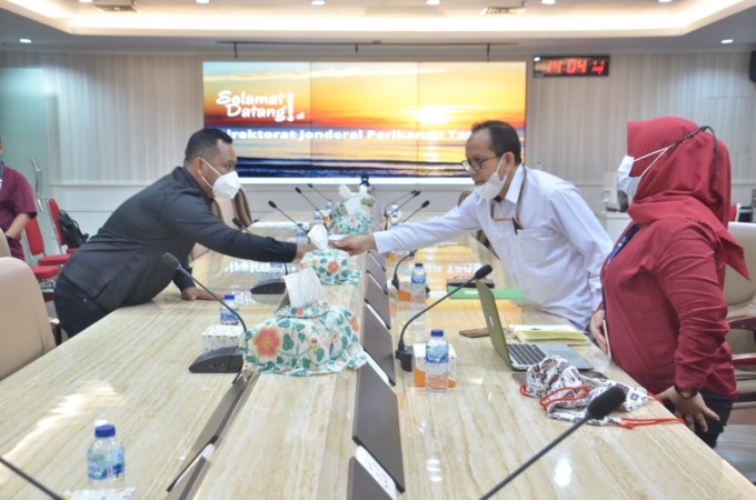 USUL BANGUN SPBN : Bupati Gresik Fandi Akhmad Yani (kiri) menemui Dirjen Perikanan tangkap KKP guna mengajukan pembangunan SPBN di Gresik. (DOK/RADAR GRESIK)