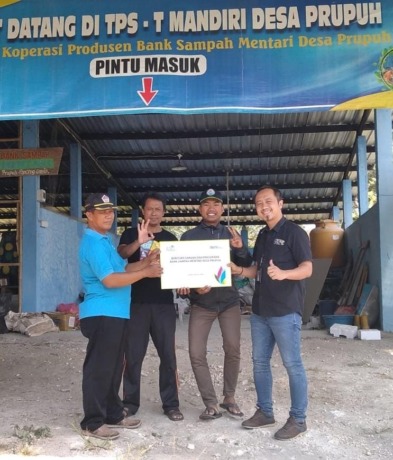 BANTU MASYARAKAT : Manajemen PLN UP3 Gresik yang diwakili Supervisor SDM dan Administrasi, Agung Sundoro (kanan) menyerahkan bantuan Sarpras senilai Rp 75 juta kepada Bank Sampah Mentari Desa Prupuh.. (Ist./Radar Gresik)