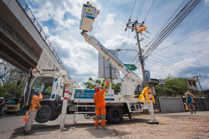Optimalisasi : Petugas PLN melakukan pemeliharaan jaringan listrik demi menjaga keandalan. (Ist./Radar Gresik)