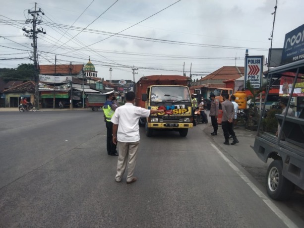PENYEKATAN: Anggota Polsek Wringinanom serta petugas gabungan saat melakukan penyekatan di simpang empat Legundi, Driyorejo dan wilayah Kecamatan Wringinanom. (ist/radar gresik)