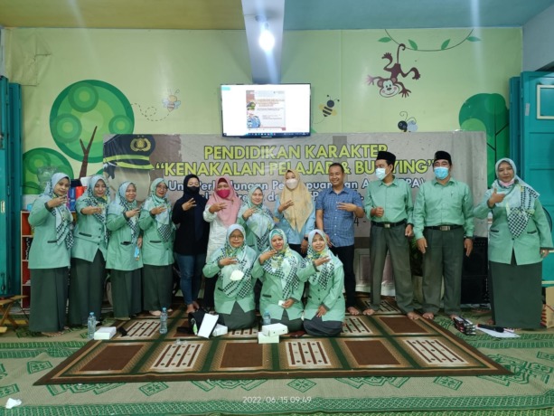 KOMPAK: Para guru berfoto usai menggelar seminar pendidikan karakter di Aula MINU Tratee Putera Selasa dan Rabu 14 dan 15 Juni. (Riri./Radar Gresik)