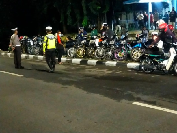 DIRAZIA : Anggota Patroli Satlantas Polres Gresik saat mengamankan para pembalap liar yang meresahkan warga dan pengendara di Jalan Raya Kartini dan Jalan Raya Veteran depan Gejos.  (Ist./Radar Gresik)