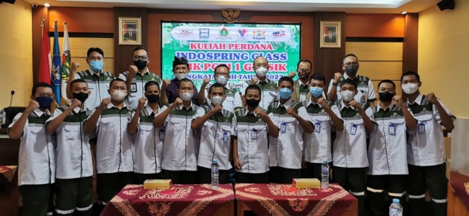 BERKUALITAS: SMK PGRI 1 Gresik sanggup mencetak siswa yang andal, dibimbing dan dibina lalu direkrut PT Indospring, (Rofiq/Radar Gresik)