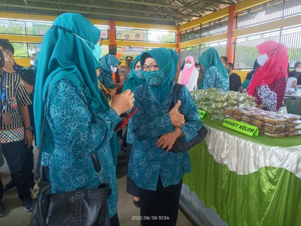 SERU: Tim juri dari Provinsi Jatim melakukan penjurian yang diramaikan dengan bazar produk UMKM unggulan  Desa Banjarsari, Senin (6/6). (riri/radar gresik)