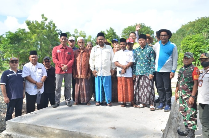 Teraliri Listrik : Bupati Gresik Fandi Akhmad Yani tiba di pulau Gili dan meninjau proses pembangunan PLTS Bawean. (Ist./Radar Gresik)