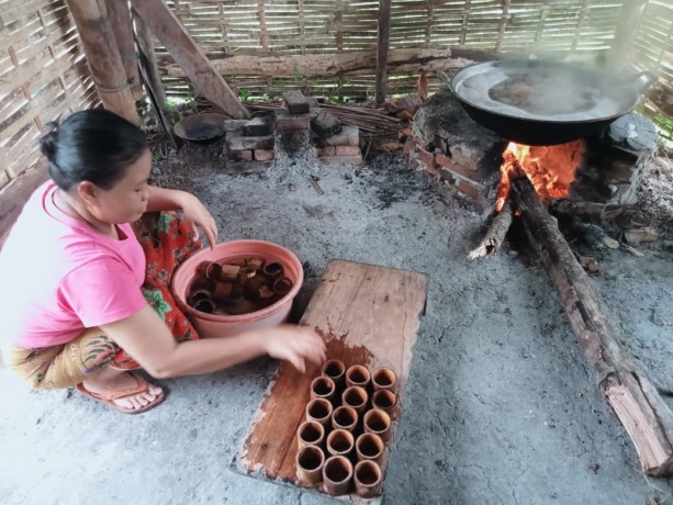 GULA MERAH : Warga di Dusun Langcabur, Desa Daun, Kecamatan Sangkapura, Bawean saat memproduksi gula merah asal Bawean.  (Ist./Radar Gresik)