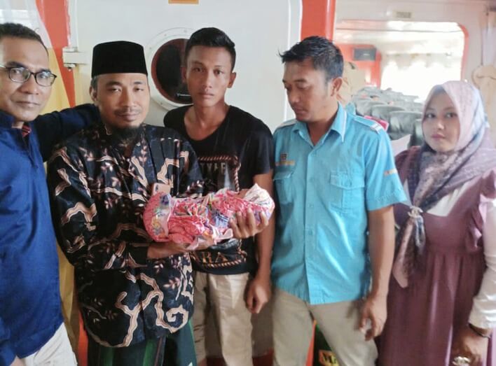 Butuh Dokter : Camat Sangkapura ikut menggendong bayi yang lahir diatas kapal. (dok/radar gresik)