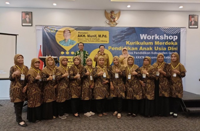 KOMPAK: Para pengurus Kelompok Kerja Kepala TK (KKKTK) berfoto bersama usai saat Workshop Kurikulum Merdeka Pendidikan Anak Usia Dini yang digelar Dinas Pendidikan (Dispendik) Kabupaten Gresik bersama Kelompok Kerja Kepala TK (KKKTK) Kecamatan Kebomas di