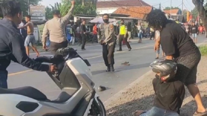 Ditangkap : Aparat kepolisian menangkap salah satu penyerang rombongan pesilat Pagar Nusa. (Polsek Cerme For Radar Gresik)