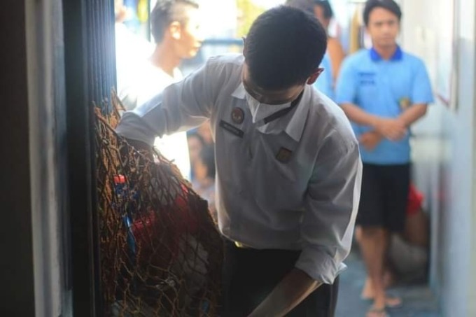 RAZIA: Petugas Rutan Kelas II B Gresik saat melakukan penggeledahan di dalam kamar blok milik warga binaan. (Ist/Radar Gresik)