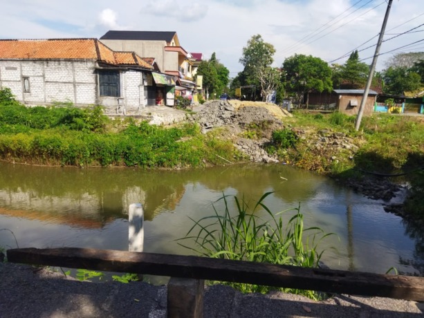 MASIH SEPI: Baru material tanah uruk untuk tiang pancang yang sudah ada di lokasi Jembatan Klampok. (Rofiq/Radar Gresik)