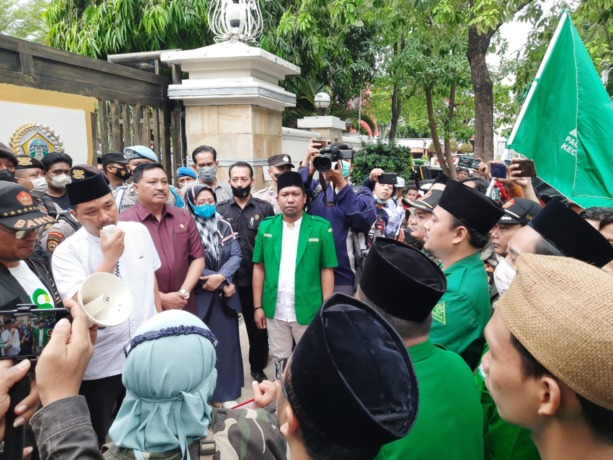 DIDEMO: Pimpinan DPRD Gresik saat menemui demonstran dari GP Ansor terkait keterlibatan anggotanya dalam pernikahan manusia dan kambing. (rofiq/radar gresik)