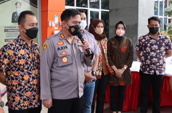 PRESKON: Kapolres Gresik AKBP Mochammad Nur Azis saat diwawancarai awak media di Mapolres Gresik.  (Ist./Radar Gresik)