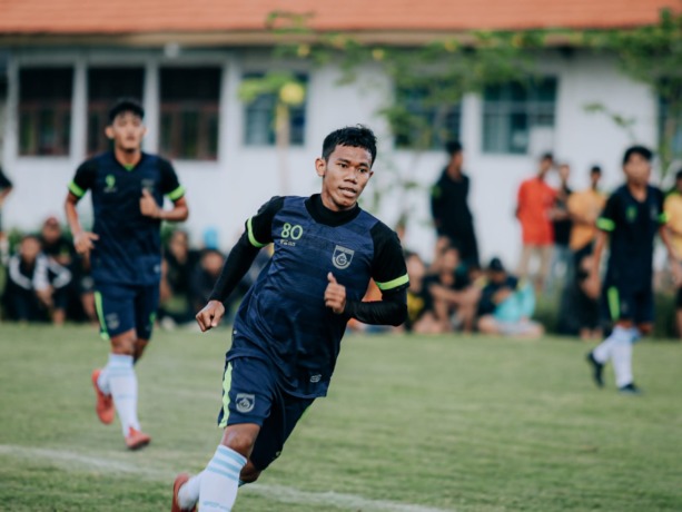 UJI COBA: Pertandingan uji coba perdana Gresik United (GU) melawan Benjeng Allah Star di Lapangan Kedung Kakap, Kecamatan Benjeng.  (Ist./Radar Gresik)