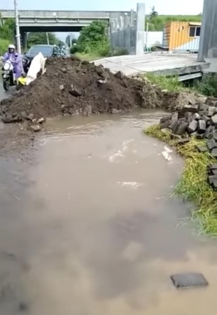 Perumda Giri Tirta memastikan tidak ada air mampet dan juga berusaha mempercepat respon saat ada pipa bocor. (Dok./Radar Gresik)