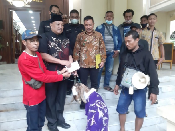 DEMO: Aliansi WC Gresik menyerahkan kambing kepada pimpinan DPRD Gresik sebagai bentuk protes terhadap kasus pernikahan manusia dengan kambing. (rofik/radar gresik)